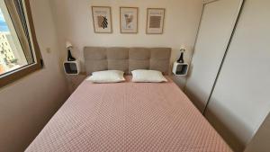 赫尔采格诺维Bella Vista Residence D7的一间小卧室,配有带两个枕头的床 更多18张照片