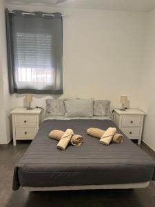 ein Bett mit drei Kissen und zwei Nachttischen in der Unterkunft dama iberica II in Valencia