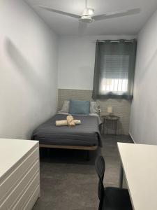 ein Schlafzimmer mit einem Bett und einem Stuhl darin in der Unterkunft dama iberica II in Valencia + 5 Fotos