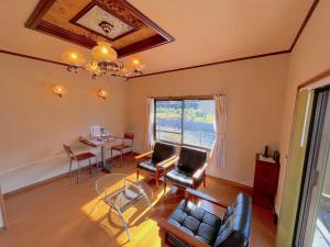 sala de estar con sofá y mesa en Villa KUMANO, en Hongū