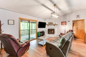 Μια τηλεόραση ή/και κέντρο ψυχαγωγίας στο Cozy Franklin Retreat with Deck - 5 Mi to Downtown!