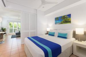 Port Douglas Apartments - Adults Only Oasis客房内的一张或多张床位