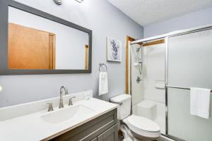 Ένα μπάνιο στο Cozy Franklin Retreat with Deck - 5 Mi to Downtown! +17 φωτογραφίες