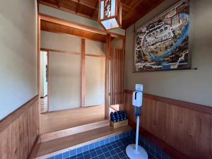 łazienka z toaletą w rogu pokoju w obiekcie Villa KUMANO w mieście Hongu