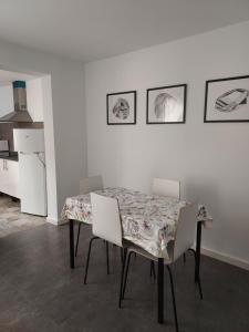 een eettafel met 2 stoelen en een keuken bij dama iberica II in Valencia