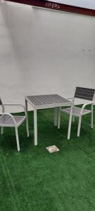 una mesa de picnic y dos sillas sobre hierba verde en dama iberica II en Valencia