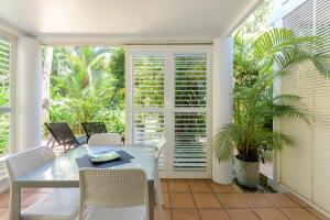 Port Douglas Apartments - Adults Only Oasis外面的花园