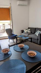 a living room with blue plates on a wooden table at "SALERNO" Apartament w GIFFONI VALLE PIANA dla 6 osób, klimatyzowany, w pełni wyposażony in Giffoni Valle Piana