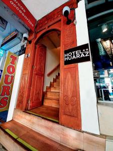 Hotel Huaraz في هواراس: مدخل لمتجر فيه باب وسلالم