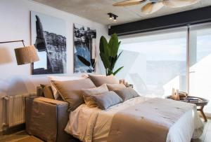 a bedroom with a bed with pillows on it at Departamento B vista privilegiada cerro Barón in Valparaíso +29 photos