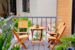 2 sillas y una mesa en un porche en Vườn An nhiên Mộc Châu, en Mộc Châu