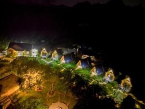 Vườn An nhiên Mộc Châu في موك تشاو: اطلالة جوية على منزل به انوار