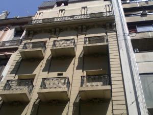 ein Gebäude mit Balkon auf der Seite in der Unterkunft Hotel El Cabildo in Buenos Aires