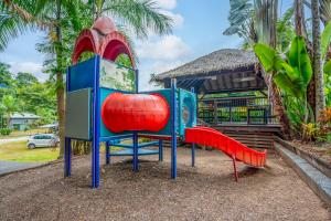 een speeltuin met een glijbaan voor een gebouw bij Tasman Holiday Parks - Cairns Cool Waters in Cairns