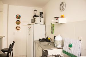 cocina con fregadero y nevera en Apartamento Cactus no Dallas Park, en Campina Grande