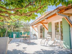 een patio met stoelen en een tafel voor een huis bij La petite Sorgues in Sorgues