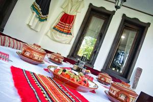 una mesa con un tazón de comida encima en Milkovata Guest House, en Koshov