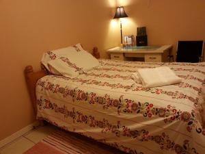a bedroom with a bed with a blanket on it at Maria's Homestay in Thornhill