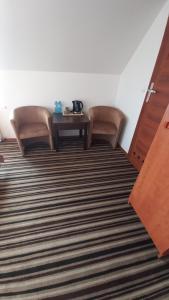 um quarto com duas cadeiras e uma mesa em Akwen em Rewal