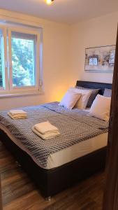 uma cama grande com duas toalhas em cima em Luksuzni stan u Starom Gradu em Saraievo