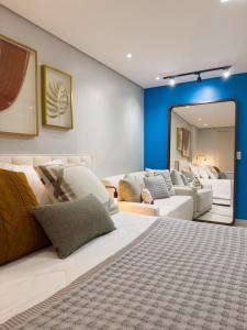 ein Schlafzimmer mit einem großen Bett und ein Wohnzimmer in der Unterkunft Loft luxuoso na Serra - Granja Brasil Resort itaipava - Petrópolis in Petrópolis