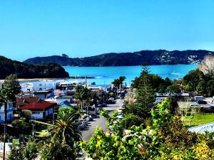 een uitzicht op een stad met een strand en water bij Absolute Bliss Apartments in Paihia