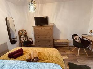 1 dormitorio con 1 cama, mesa y sillas en Gîte Sanchey, 3 pièces, 6 personnes - FR-1-589-467 en Sanchey