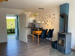 a kitchen and dining room with a table and chairs at Seehund Feriendoppelhaus "Schäferhund" in Thiessow
