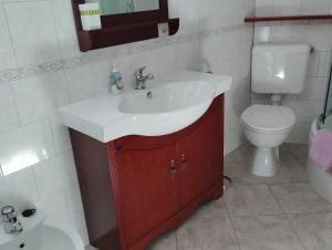 Ένα μπάνιο στο Apartments with parking space Beli, Cres - 22435