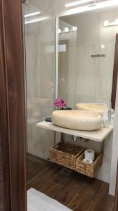 um banheiro com pia e espelho em Luksuzni stan u Starom Gradu em Saraievo mais 19 fotografias