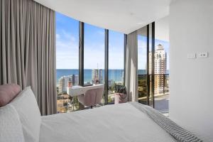 Postel nebo postele na pokoji v ubytování Broadbeach Elegant apartment with views! + 16 fotografií