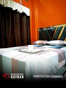 uma cama num quarto laranja com em Residencial Guzmán 1 em Yacuiba