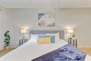 Fotografie z fotogalerie ubytování Modern Spacious 6Bedroom and 3andhalf Bathroom Home with Pool Table and BBQ v destinaci Cedar Park