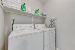 Fotografie z fotogalerie ubytování Modern Spacious 6Bedroom and 3andhalf Bathroom Home with Pool Table and BBQ v destinaci Cedar Park + 23 fotografií