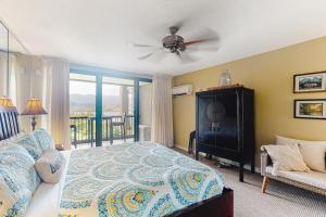 una camera da letto con un letto e un ventilatore a soffitto di Hanalei Bay Resort 9204 five six a Princeville Altre 28 foto
