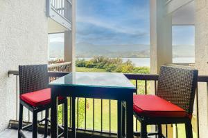 un tavolo e sedie su un balcone con vista sull'acqua di Hanalei Bay Resort 9204 five six a Princeville