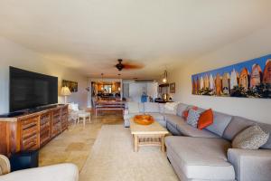 un soggiorno con divano e TV a schermo piatto di Hanalei Bay Resort 4205 six a Princeville