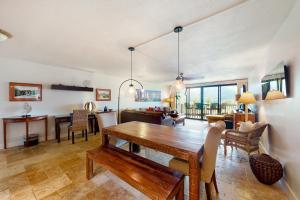 una sala da pranzo e un soggiorno con un tavolo in legno di Hanalei Bay Resort 4205 six a Princeville