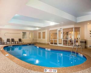 Bazén v ubytování Comfort Suites West Warwick - Providence nebo v jeho okolí
