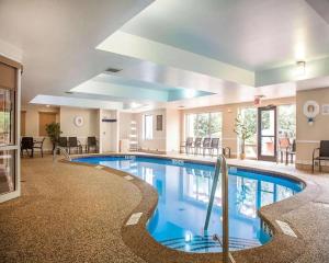 Bazén v ubytování Comfort Suites West Warwick - Providence nebo v jeho okolí