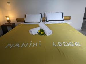 Rúm í herbergi á Nanihi Lodge