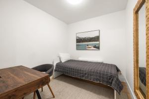 - une petite chambre avec un lit et une table dans l'établissement The Belmont by IRIS PROPERTIES!, à Victoria