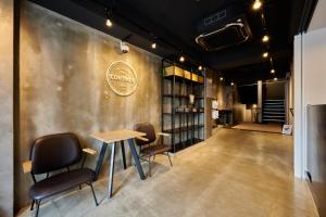 Ruang duduk di CAPSULE HOTEL CONTINUE NijojoKita