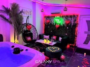 Fotografie z fotogalerie ubytování GALAXY SPA - Suite Jupiter Jacuzzi Privatif v destinaci Champigneulles + 20 fotografií