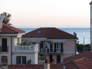 Casa bianca con balcone e vista sull'oceano di La Casa Della Zia a Bordighera