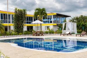 een resort met een zwembad en een gebouw bij FINCA HOTEL LA QUINTA DE TORRIONE in Quimbaya +28 foto's