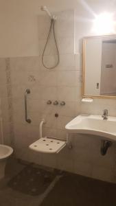 uma casa de banho com um chuveiro, um WC e um lavatório. em Hotel Azul Junin em Junín
