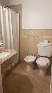 uma casa de banho com um WC e um lavatório em Hotel Azul Junin em Junín