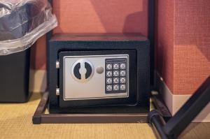 una pequeña radio sentada encima de una caja en ホステル祇園SORA, en Kioto