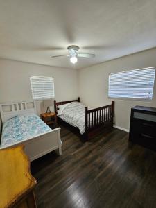 - une chambre avec 2 lits et un ventilateur de plafond dans l'établissement Necessary Retreat, à Orlando